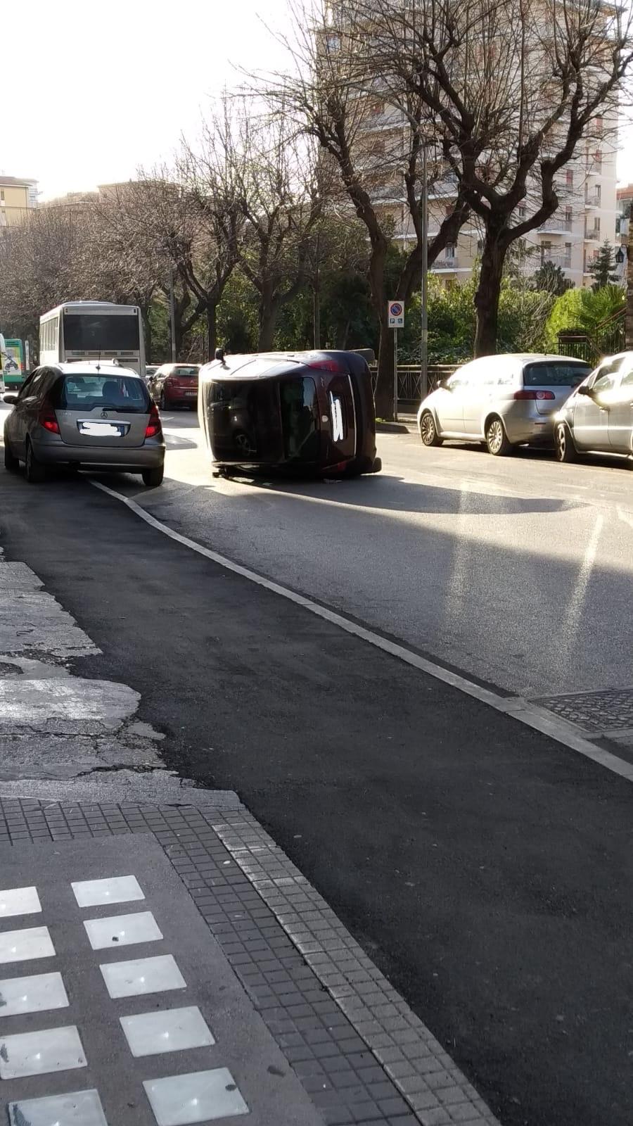 Incidente stradale in via Ferro di Cavallo a Lanciano, auto si ribalta ferito ad un braccio il conducente
