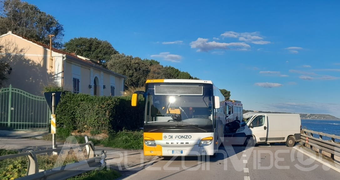 Incidente stradale a Torino di Sangro, furgone contro autobus