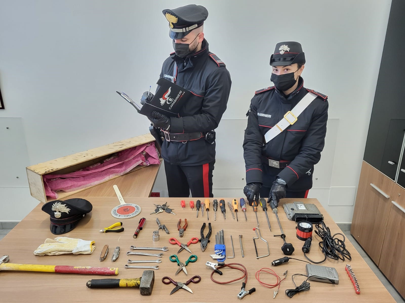 Francavilla al Mare, erano in procinto di rubare auto in piazza Santa Liberata, fermati dai Carabinieri due pugliesi