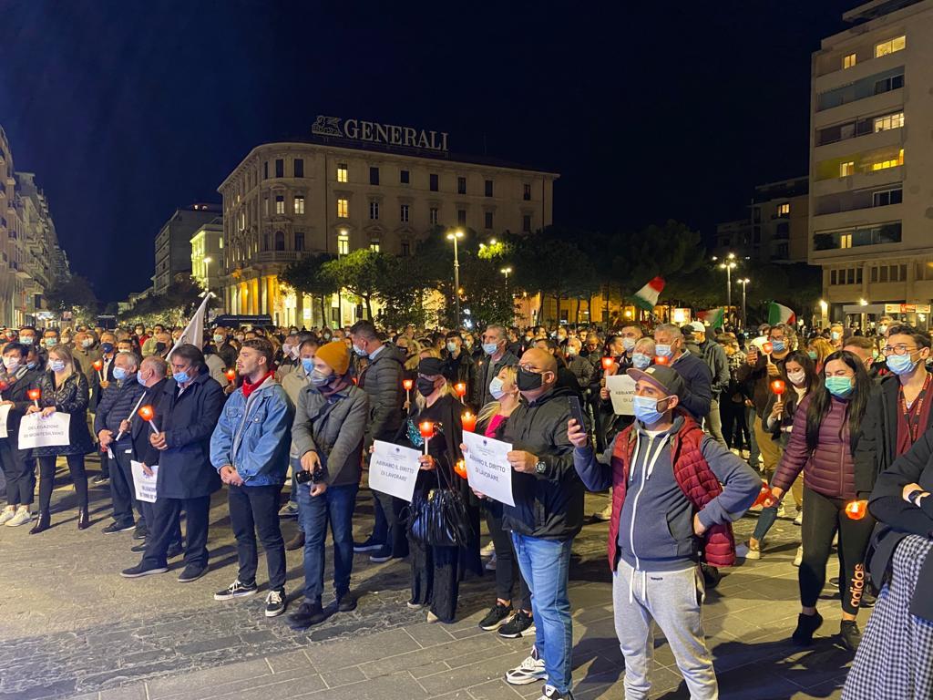 Dpcm, in centinaia manifestano in piazza a Pescara, iniziativa congiunta di Confartigianato, Confesercenti, Cna e Confcommercio
