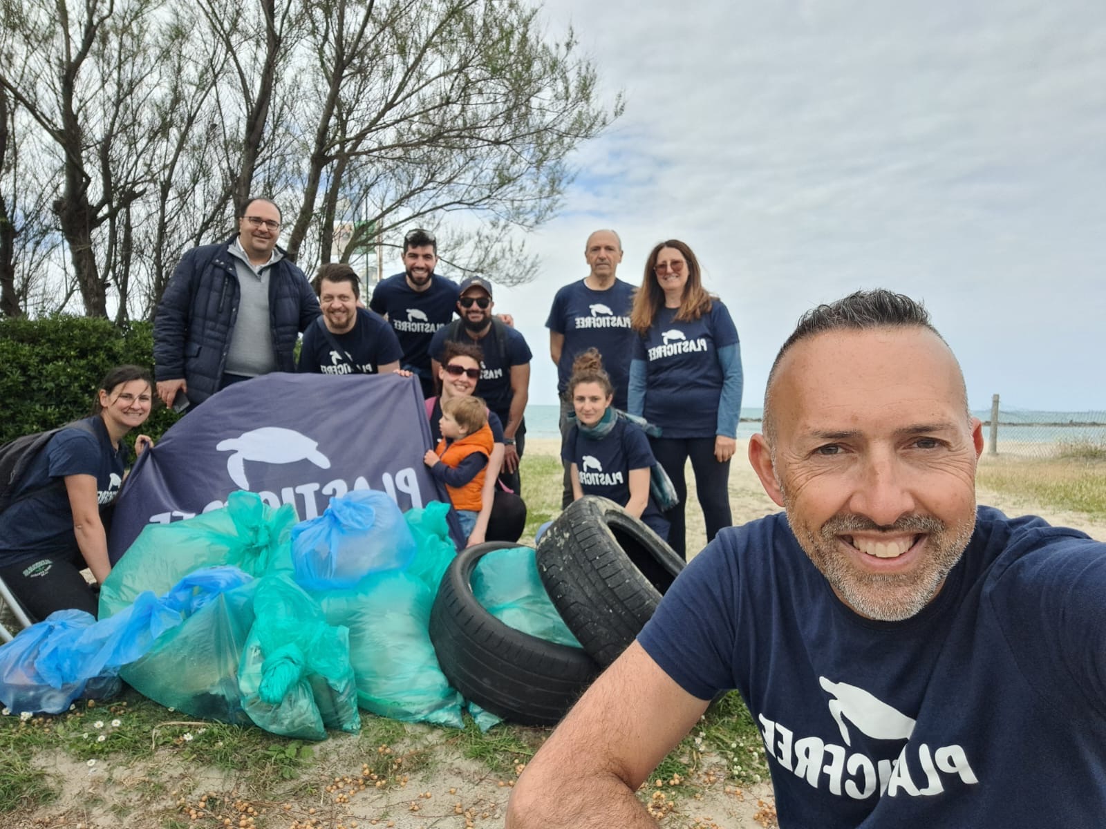 Giornata Mondiale della Terra, a Martinsicuro volontari raccolgono oltre 30 kg di rifiuti dalle spiagge