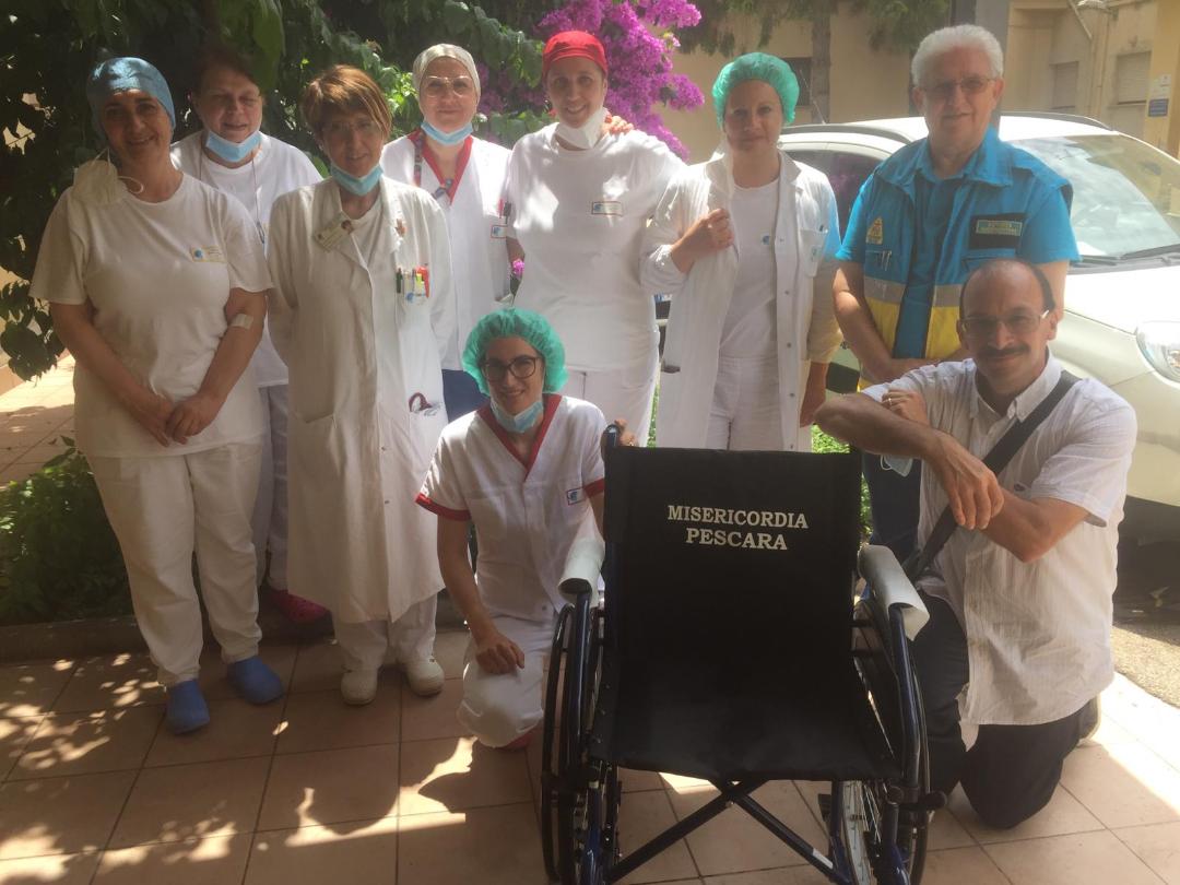 Pescara, La Misericordia dona una sedia a rotelle al Reparto Hospice dell'Ospedale civile