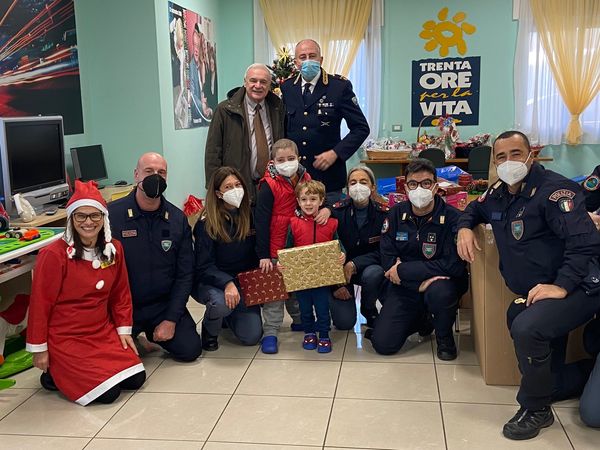 Pescara, il XI Reparto Volo consegna doni natalizi ai bambini di casa AGBE