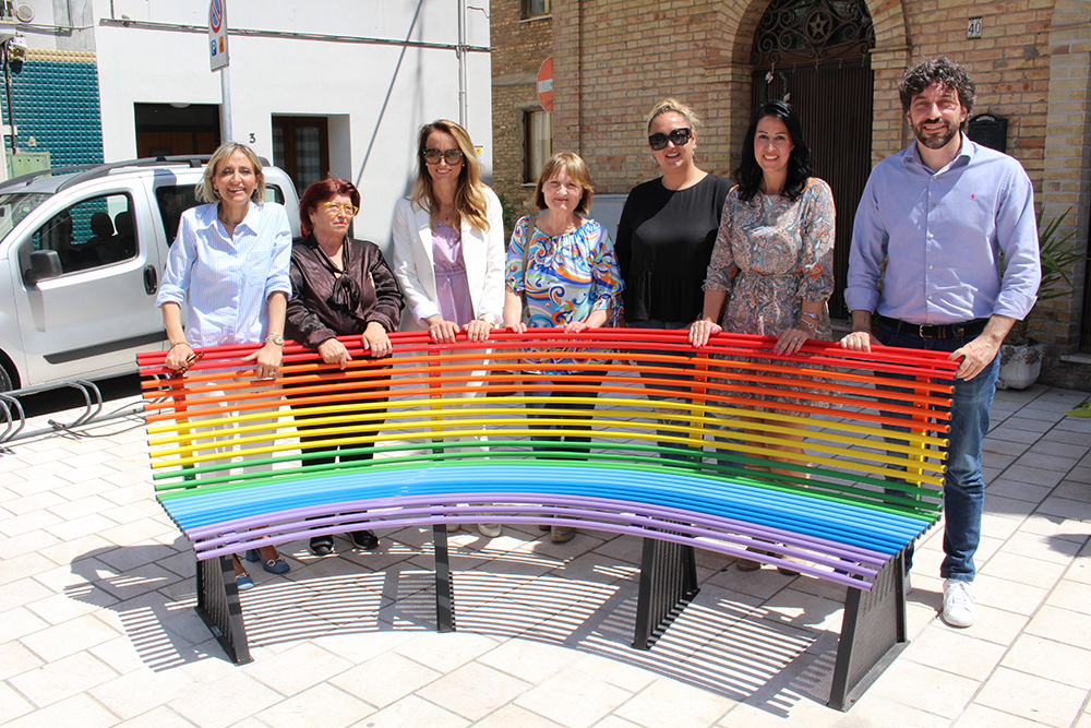 San Salvo, la panchina arcobaleno contro ogni forma di omofobia
