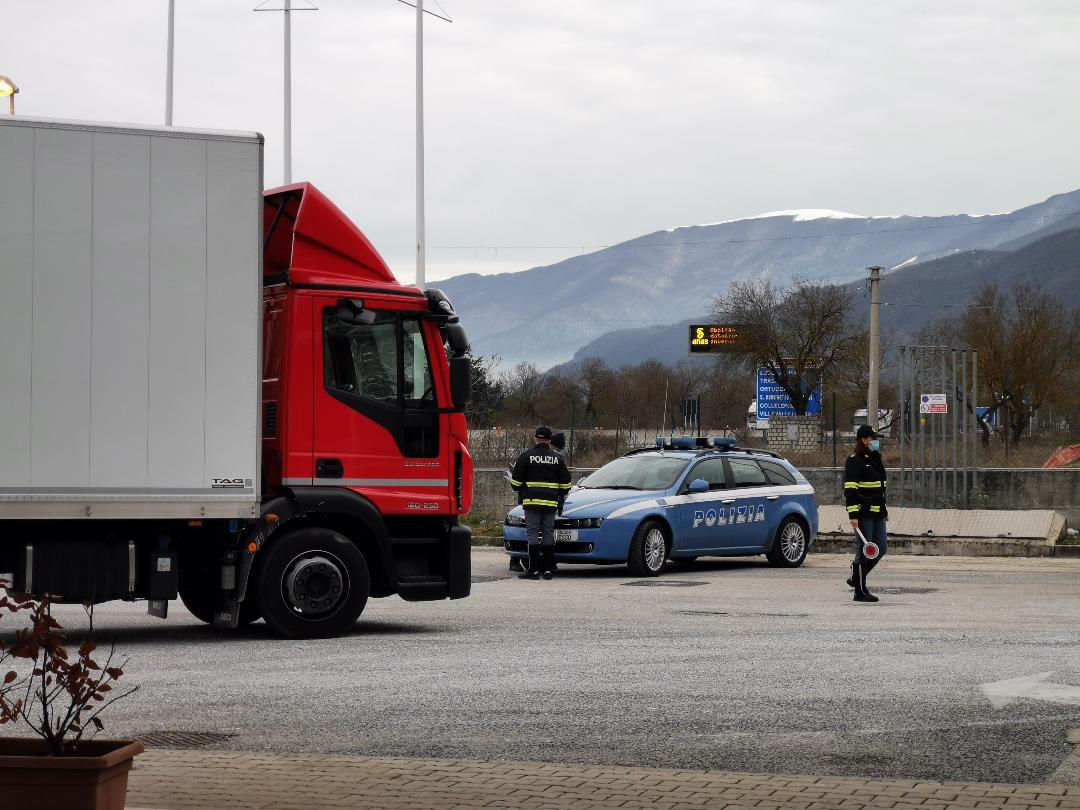 Droga, trasportavano sul tir 170 kg di marijuana, arrestati sulla A14 dalla polizia stradale due pugliesi