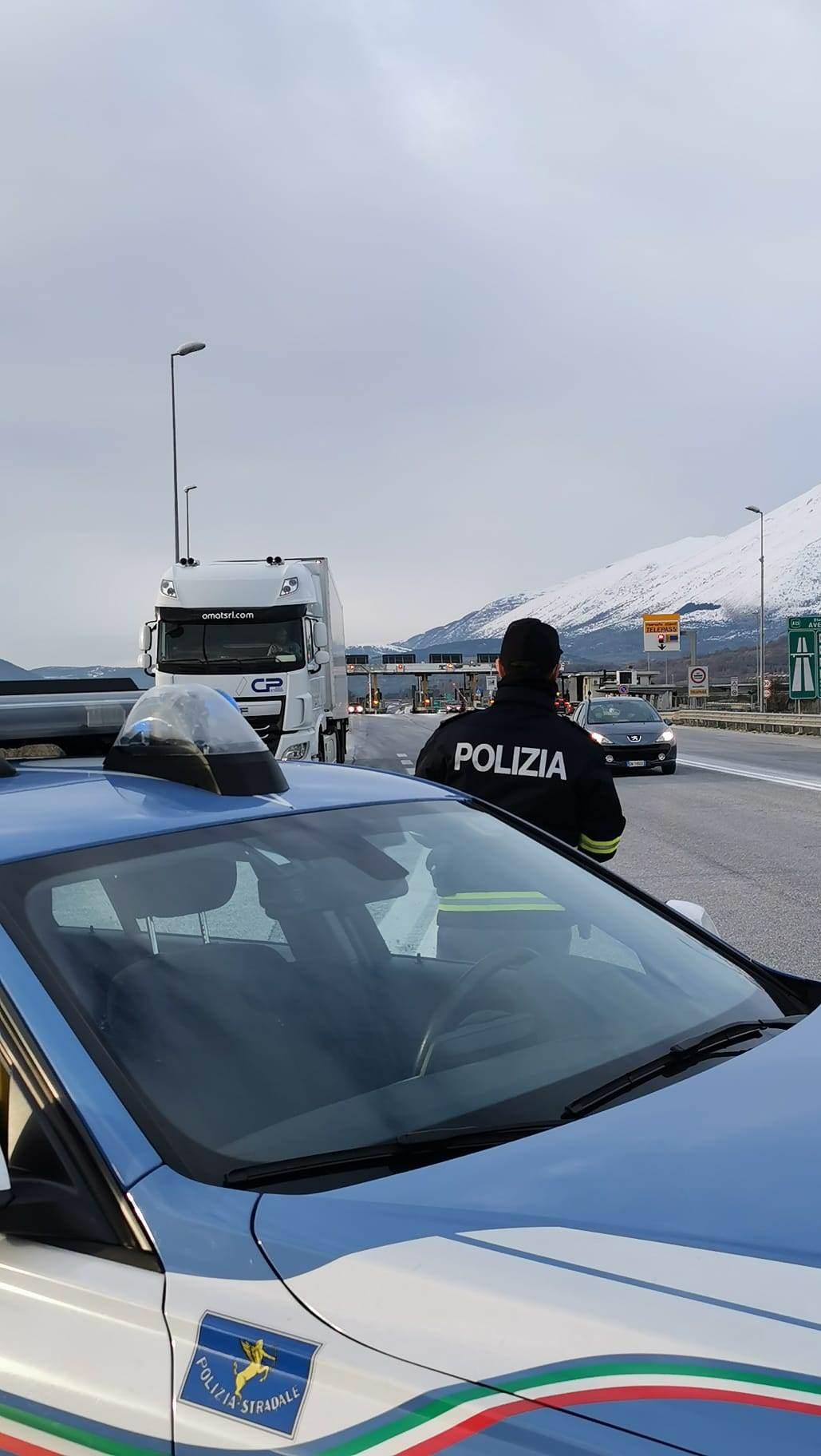 L'Aquila, percorre oltre 10 km contromano sulla A24, fermato dalla Polizia di Stato un 85enne