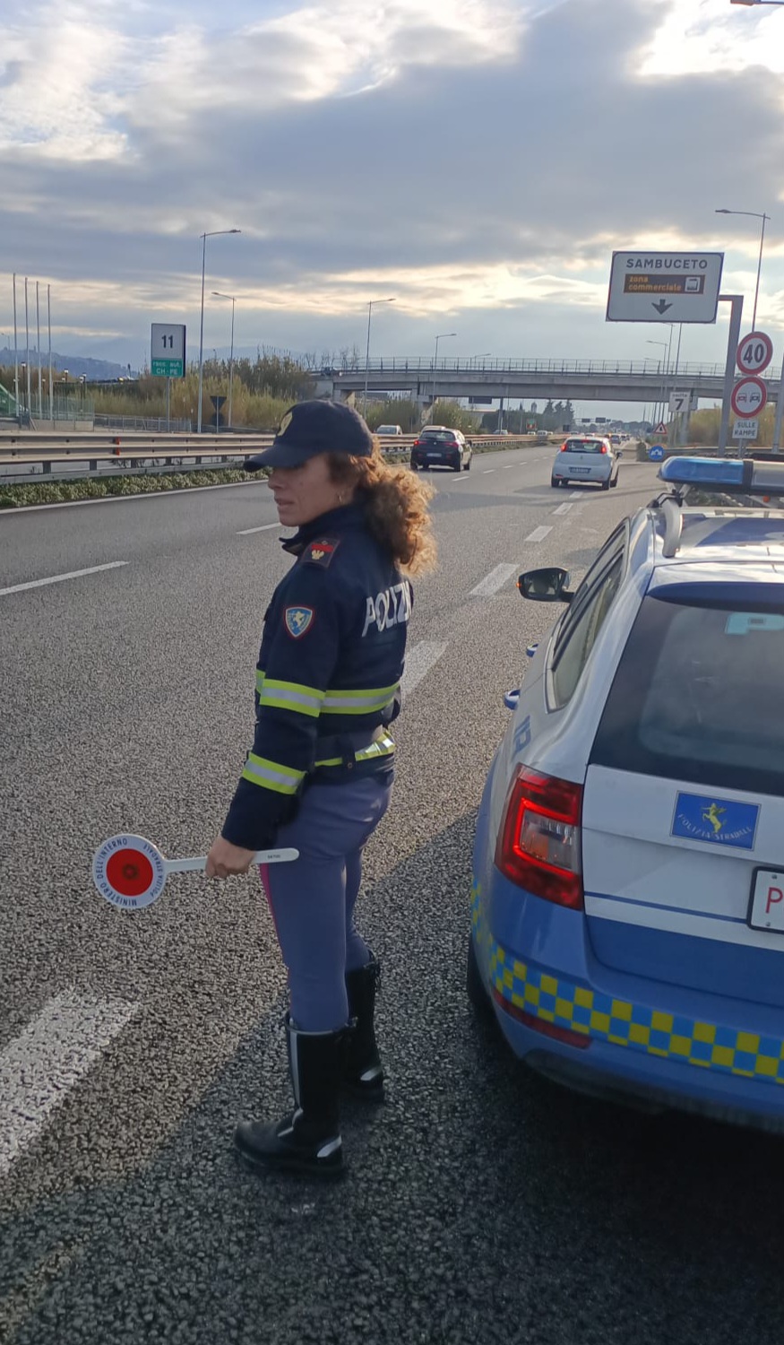 Fermata dalla polizia una 40enne del chietino che percorreva contromano e positiva all'alcol test il raccordo autostradale Chieti Pescara