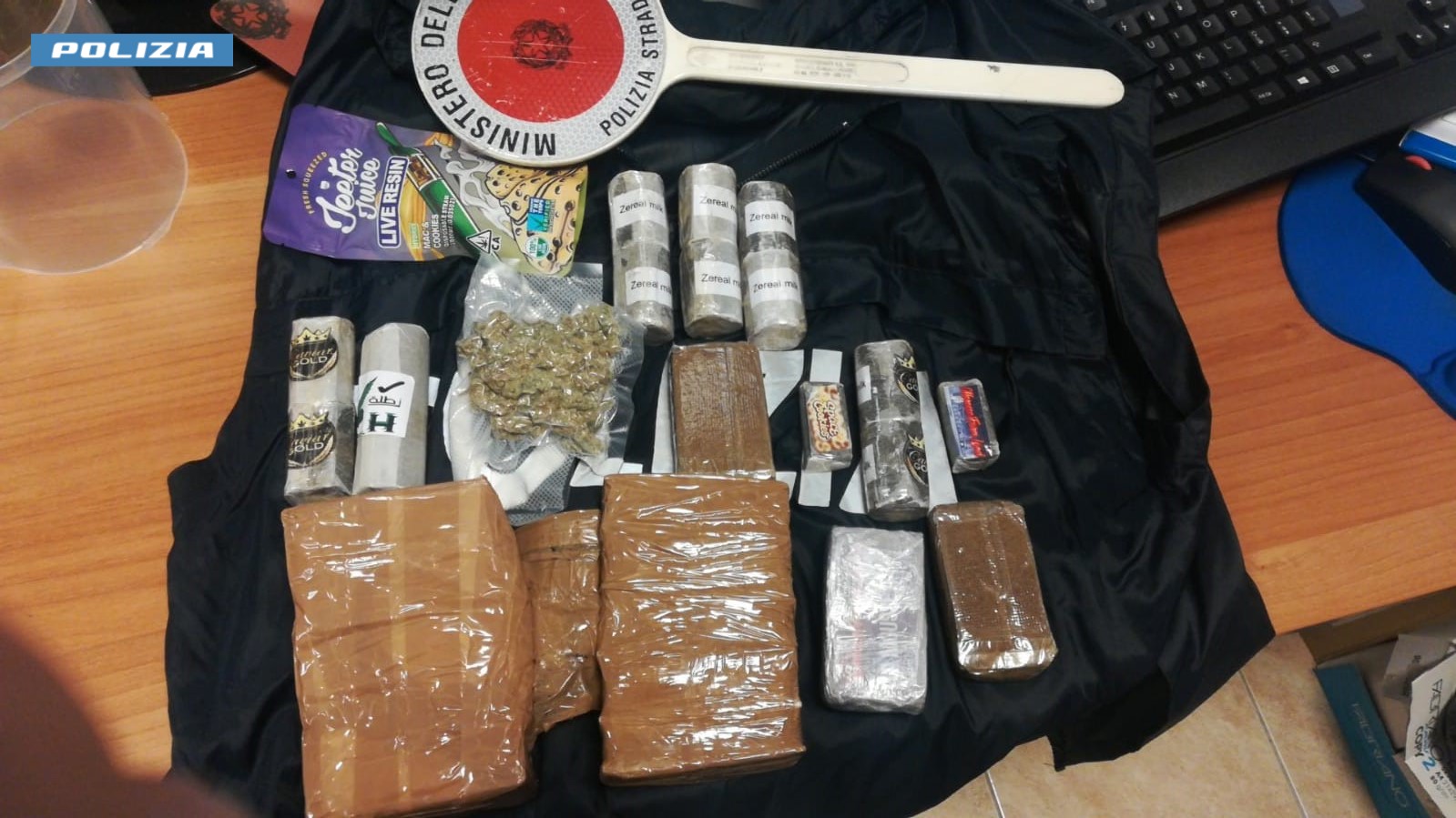 A/25: La Polizia di Stato sequestra due chilogrammi di hashish in un'auto incidentata"