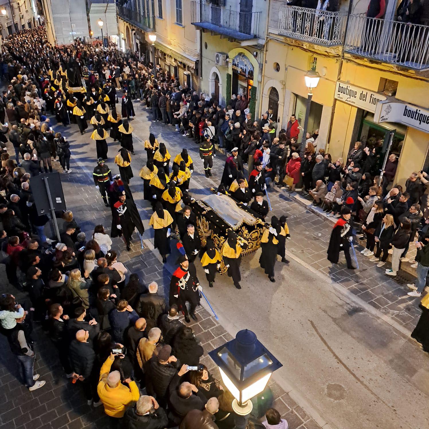Chieti si ferma, la città respira il dolore del Venerdì Santo, in migliaia alla processione più antica, tra le fiaccole e il miserere
