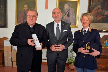 Teramo, Il Questore Lucio Pennella dona a Monsignor Lorenzo Leuzzi l’olio del Giardino della Memoria di Capaci