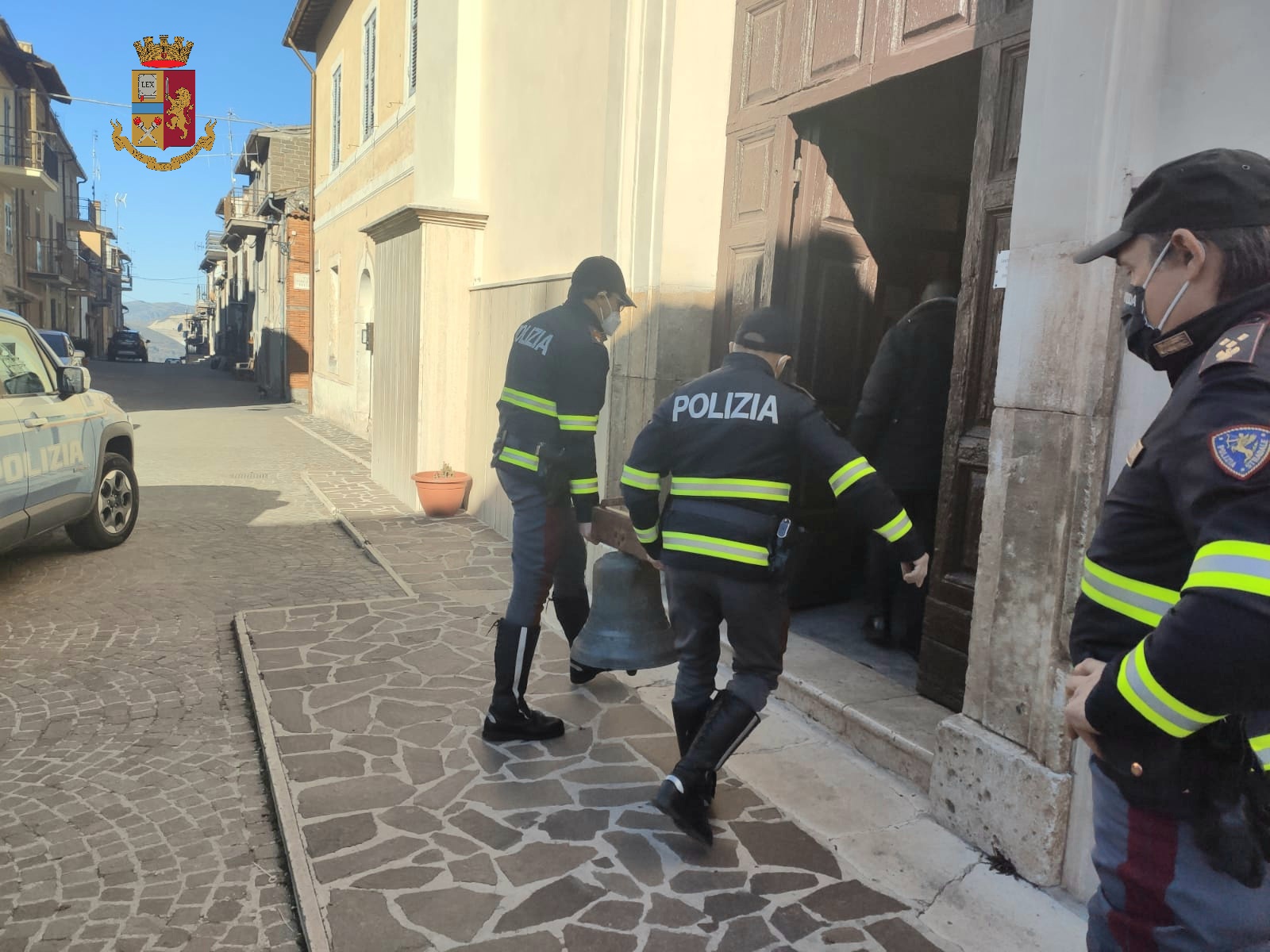 La polizia di stato di Carsoli rinviene in A/24 una campana rubata da una chiesa di Camerata 