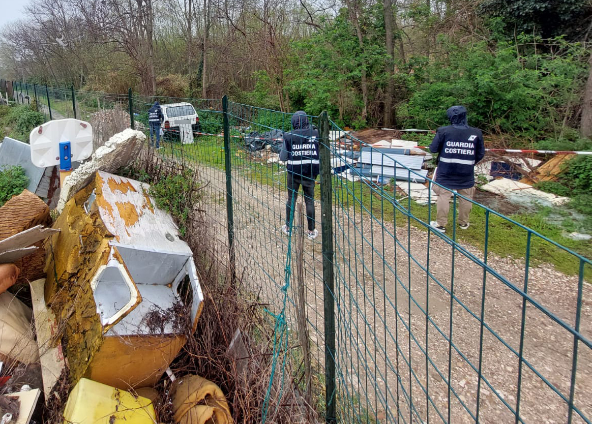 Gestione illecita di rifiuti e discarica non autorizzata. Sequestrata un'area dalla Guardia Costiera di Giulianova.
