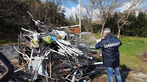 I Carabinieri Forestale sequestrano a Loreto Aprutino una strada rurale e deposito illecito di rifiuti 