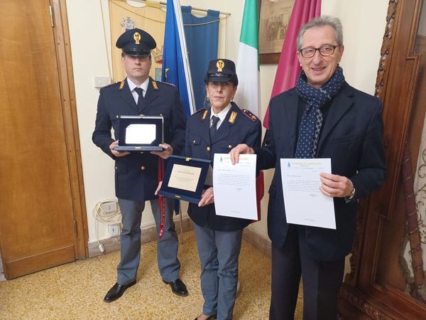 Lanciano, Il sindaco Paolini consegna attestati di ringraziamento a due agenti del Commissariato di Polizia 