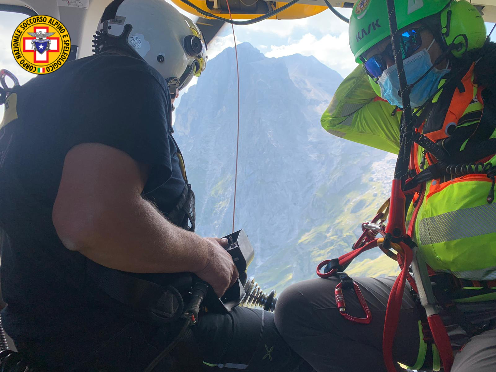 Alpinista finito a testa in giù e svenuto, salvato dopo un volo di 30 metri sulla parete est del Corno Piccolo