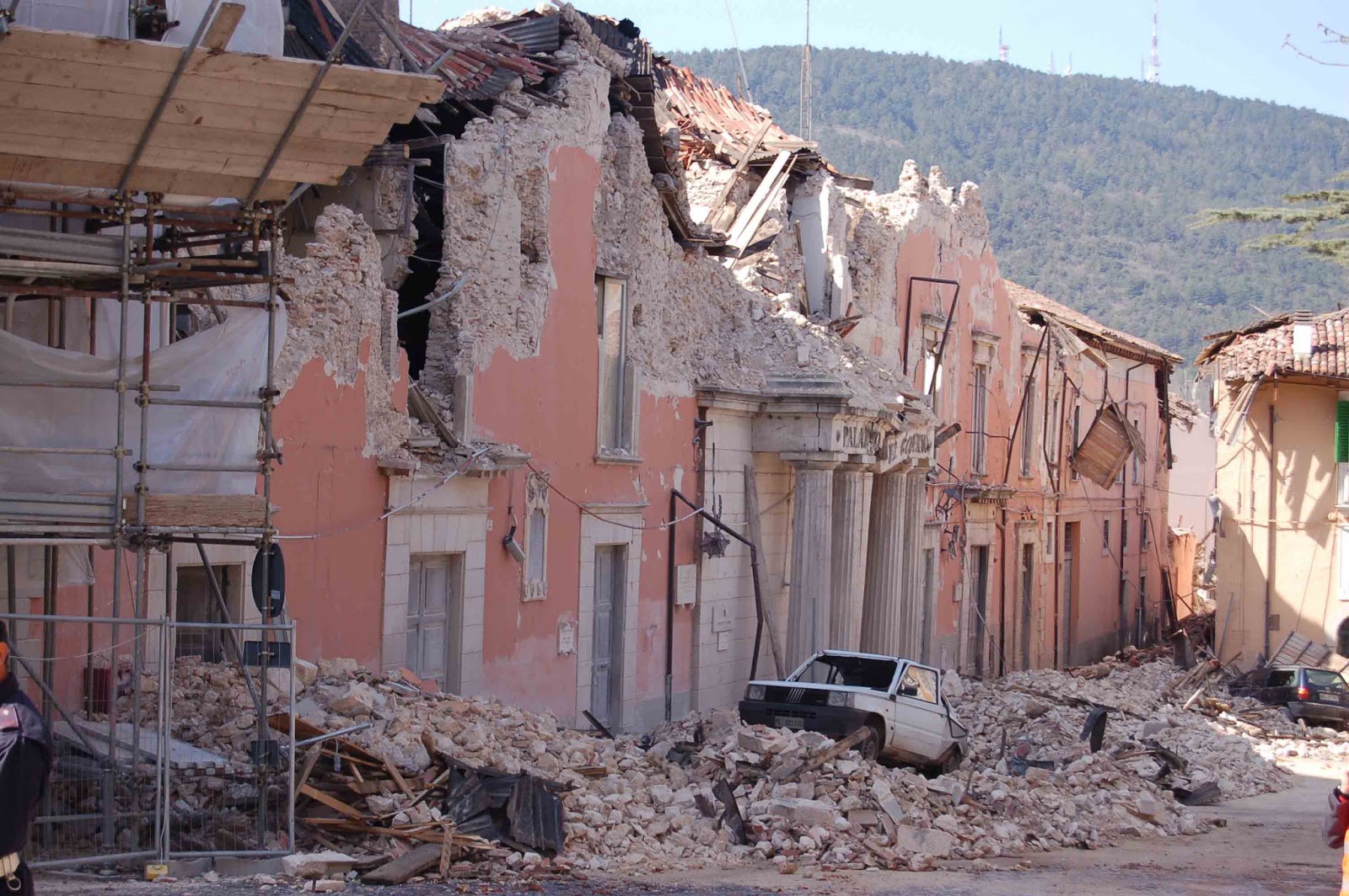 Sentenza choc del Tribunale dell'Aquila sul crollo di uno stabile nel terremoto 2009, colpa anche delle vittime 