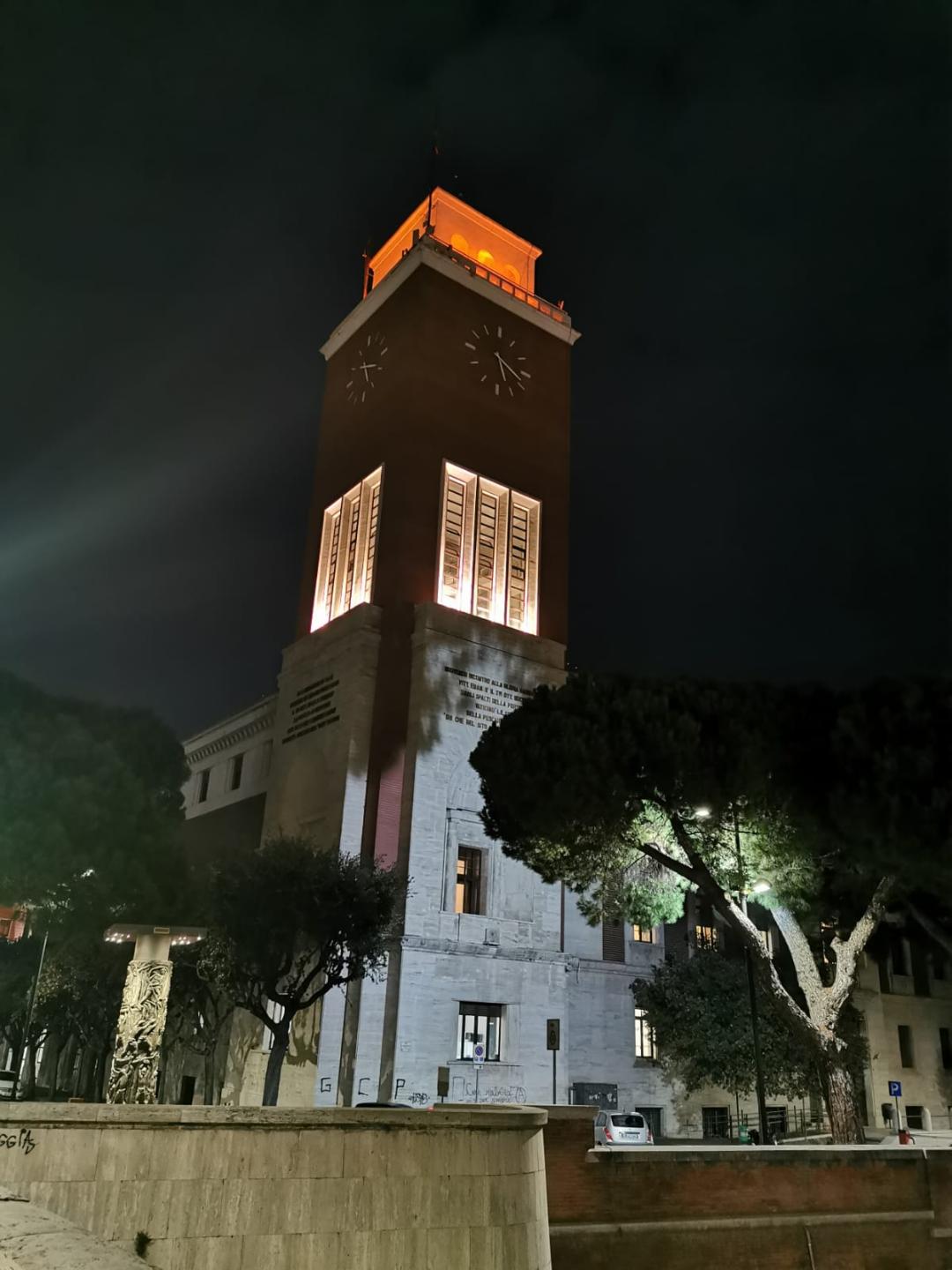 Pescara, la Torre Civica si colora di arancione per dire no alla violenza contro le donne