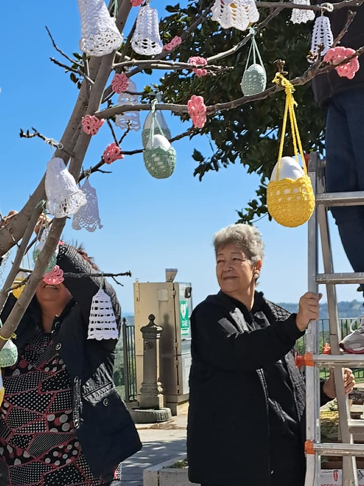 A Paglieta l'albero di Pasqua con i lavori all'uncinetto del Gruppo Gomitolo di idee