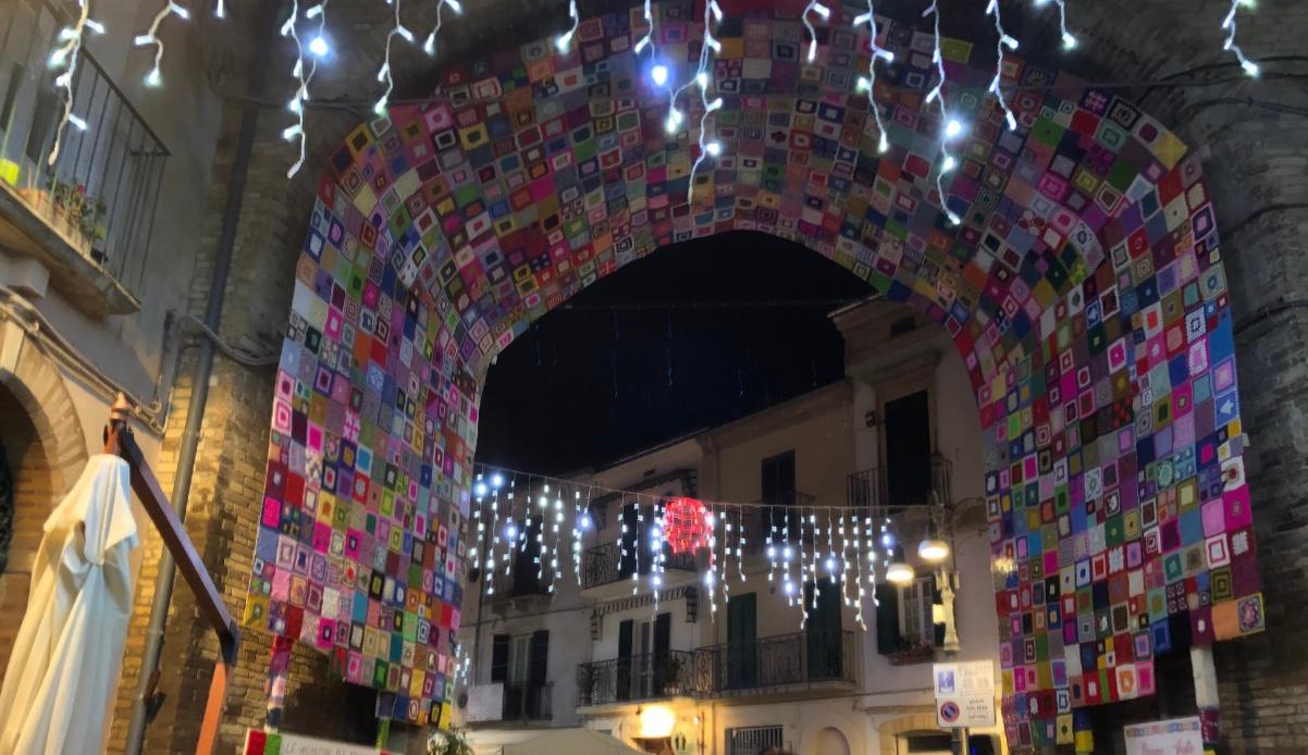 Natale, ad Atessa 1.200 pezze all'uncinetto decorano l'Arco 'Ndriano