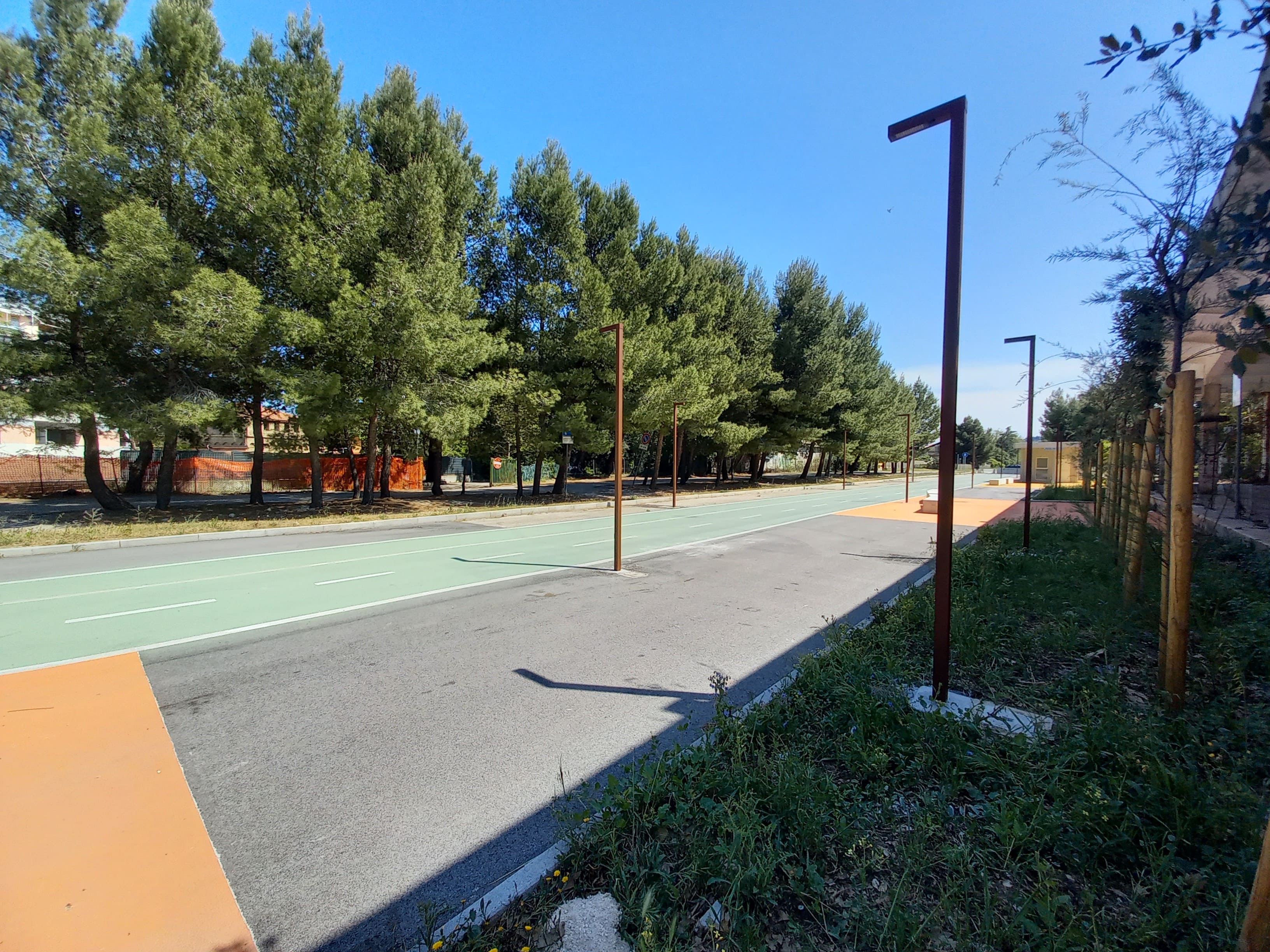 Via Verde, installati a Vasto Marina 21 pali della luce nel tratto ricadente del parcheggio dell’ex stazione di piazza Fiume 